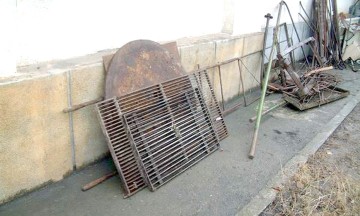 Două tinere au fost prinse în timp ce furau fier vechi!